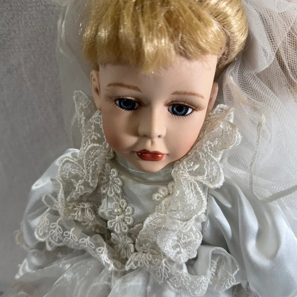 VTG The Emerald Doll Collection Bride Porcelain Doll Wedding Dress Veil Heirloom
